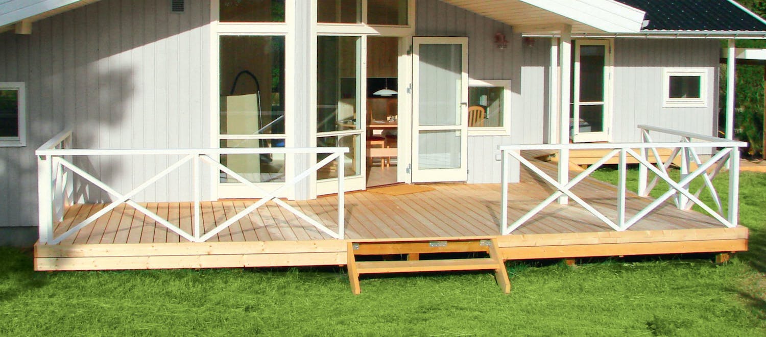 Laajenna kesämökkiä terassilla, joka kiertää taloa